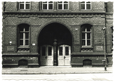 Haupteingang der Wilhelm-Hauff Grundschule